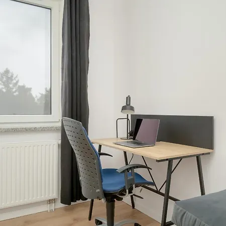 With 2 Bedrooms & Balcony And Free Garage By Renters شقة *