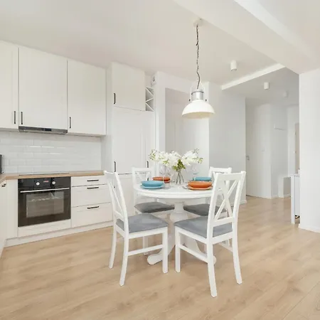 شقة With 2 Bedrooms & Balcony And Free Garage By Renters *