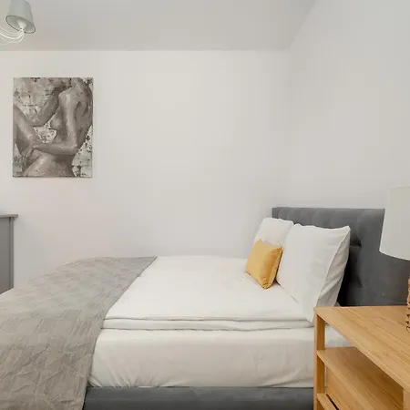 With 2 Bedrooms & Balcony And Free Garage By Renters Apartment Wroclaw