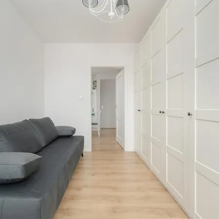 شقة With 2 Bedrooms & Balcony And Free Garage By Renters
