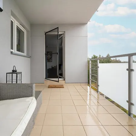 شقة With 2 Bedrooms & Balcony And Free Garage By Renters