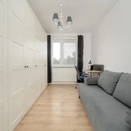 With 2 Bedrooms & Balcony And Free Garage By Renters شقة