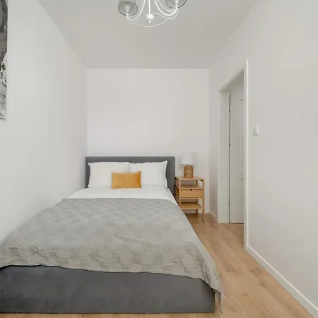 With 2 Bedrooms & Balcony And Free Garage By Renters *